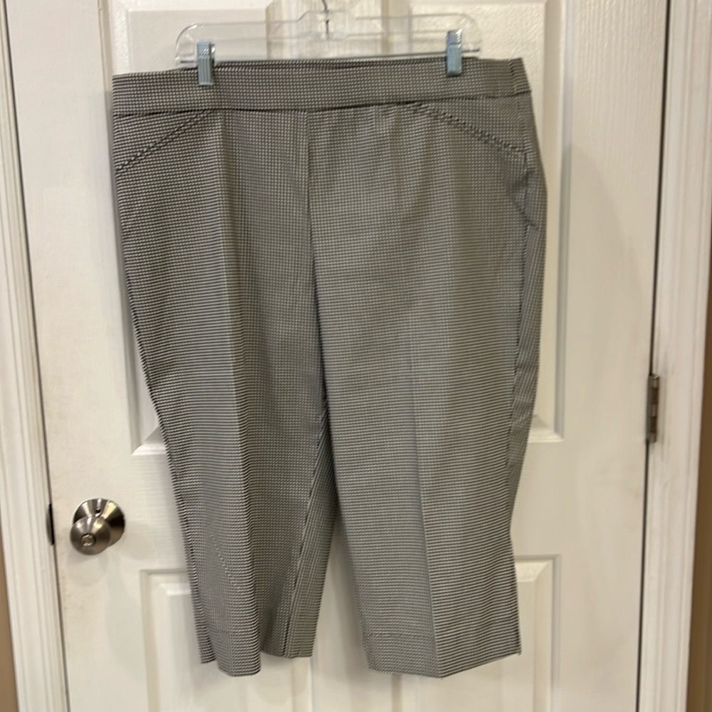 Anne Klein pull on Capri